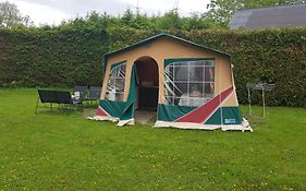 Basic ingerichte vouwwagen op camping Westenenk