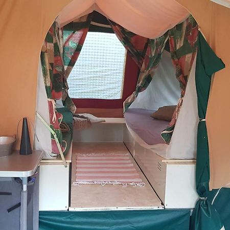 Basic ingerichte vouwwagen op camping Westenenk Wijster Buitenkant foto