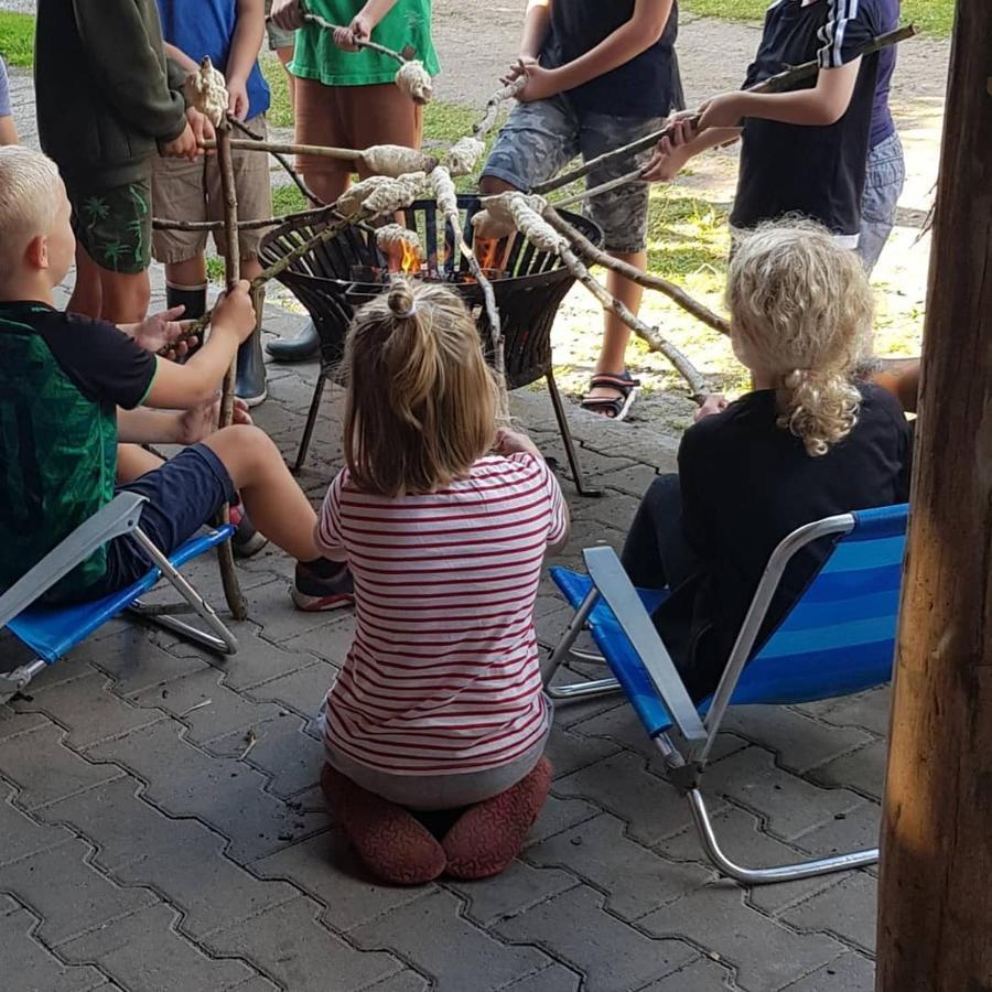 Basic ingerichte vouwwagen op camping Westenenk Wijster Buitenkant foto