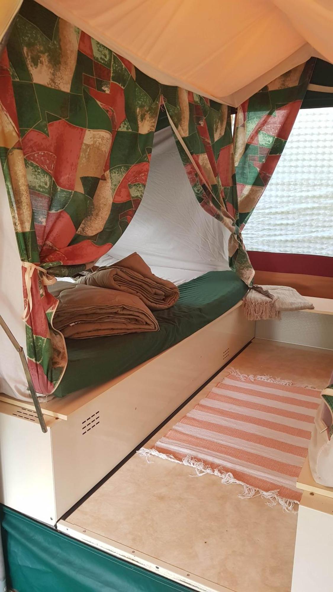 Basic ingerichte vouwwagen op camping Westenenk Wijster Buitenkant foto