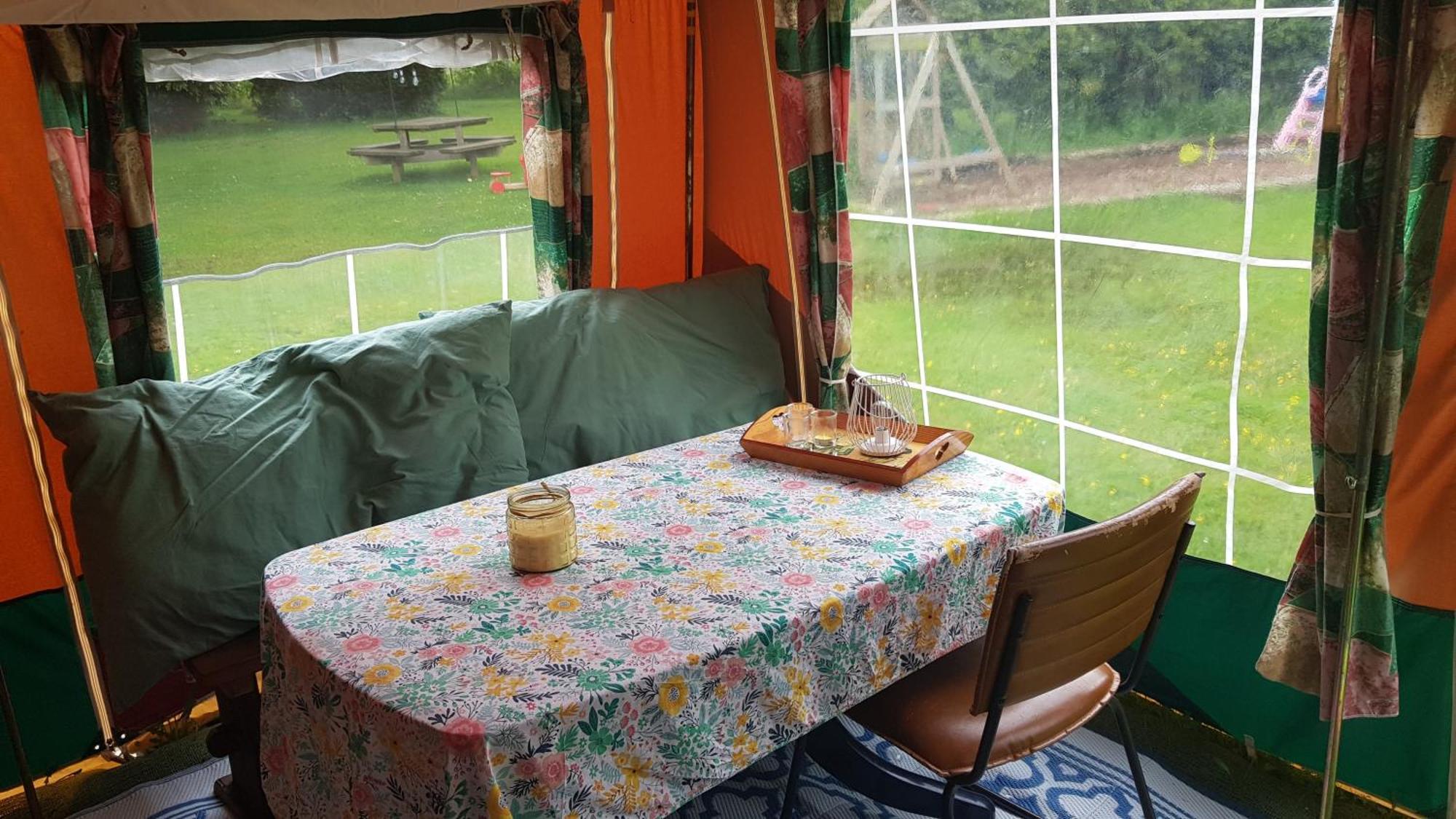 Basic ingerichte vouwwagen op camping Westenenk Wijster Buitenkant foto