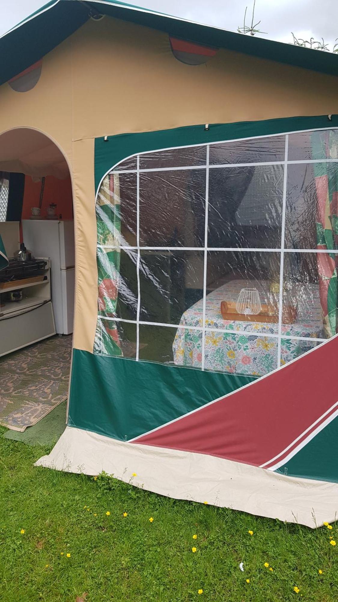 Basic ingerichte vouwwagen op camping Westenenk Wijster Buitenkant foto