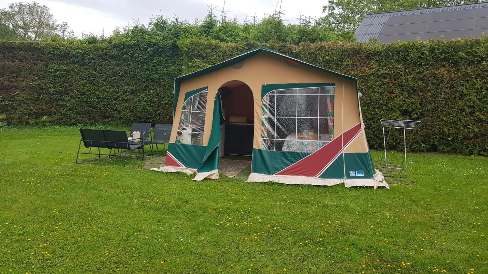 Basic ingerichte vouwwagen op camping Westenenk Wijster Buitenkant foto