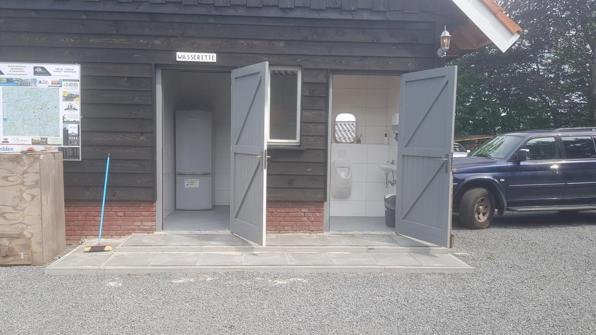 Basic ingerichte vouwwagen op camping Westenenk Wijster Buitenkant foto